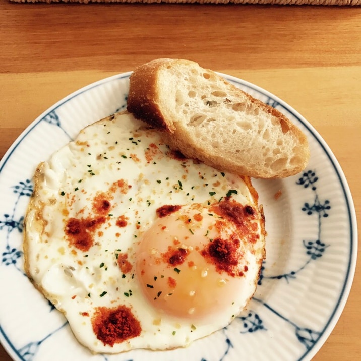 おつまみに！パプリカとガーリックの目玉焼き